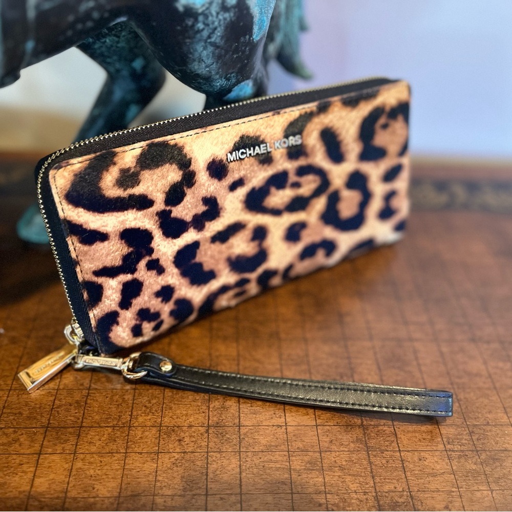 Michael Kors Leopard Print Calf Hair Wristlet/Wallet. NW/OT & Extremely Clean